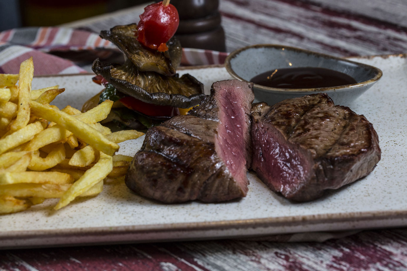 George's Steak House - Μπιφτεκούπολη - Φιλέτο άπαχο μοσχαρίσιο κρέας.